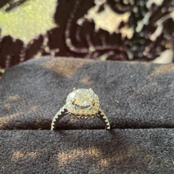 Engagement ring - Picture 5 of 9